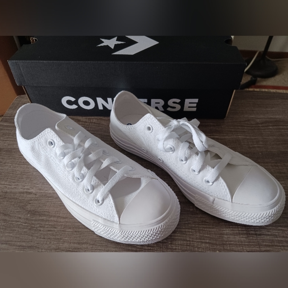 7.5 WIDE Converse Chuck Taylors